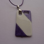 Pendentif violet et noir