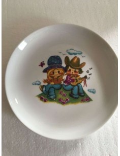 Assiette gourmande porcelaine motif poulbot parisien au western - Porcelaine en Vendée