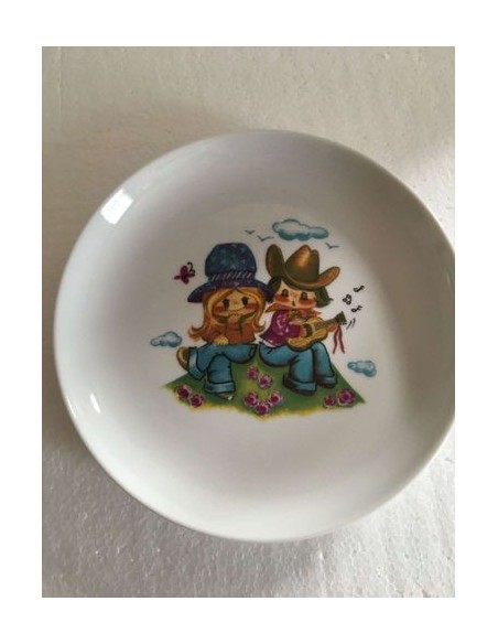 Assiette gourmande porcelaine motif poulbot parisien au western - Porcelaine en Vendée