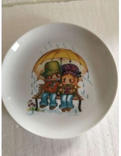 Assiette gourmande porcelaine motif poulbot parisien sous la pluie - Porcelaine en Vendée