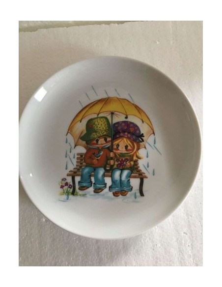 Assiette gourmande porcelaine motif poulbot parisien sous la pluie - Porcelaine en Vendée