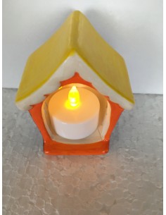 La maison de noël jaune et marron 2