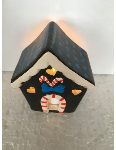 La maison de noël marron avec tache bleu