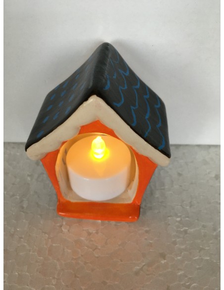 La maison de noël marron avec tache bleu