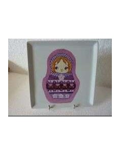 Assiette carrée Poupée russe rose - Porcelaine en Vendée